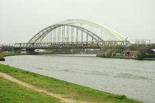900889 Gezicht op de DEMKA-brug en de daarachter gelegen Werkspoorbrug over het Amsterdam-Rijnkanaal te Utrecht, vanaf ...
